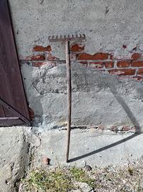 Antico rastrello per orto e giardino 