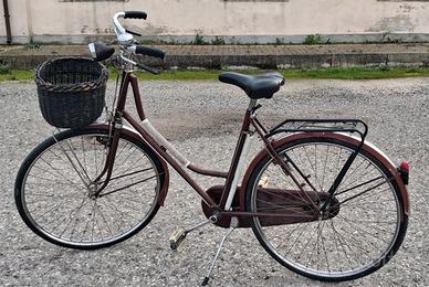 bicicletta da donna con I freni a bacchetta 