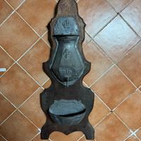 Fontana fontanina da parete in ferro battuto