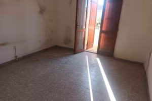 AMPIO CON CORTILE E BOX AUTO VIA VANDALINO CASU