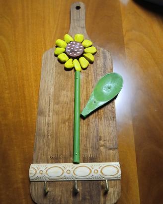 tagliere artigianale in legno con girasole 