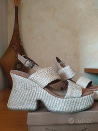 Sandali intrecciati con zeppa