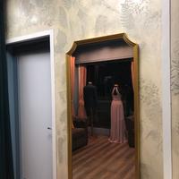 Specchio grande con cornice dorata – elegante