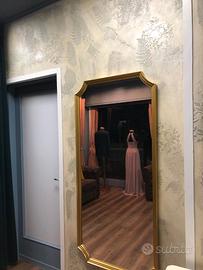 Specchio grande con cornice dorata – elegante