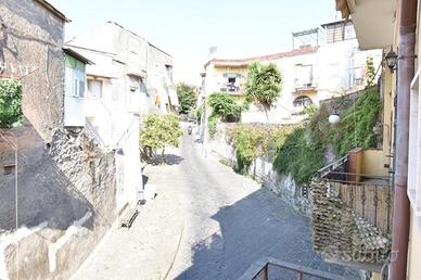 CASA SEMINDIPENDENTE A POLLENA TROCCHIA