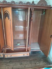 Mobili camera da letto antica in legno massiccio.