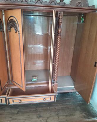 Mobili camera da letto antica in legno massiccio.