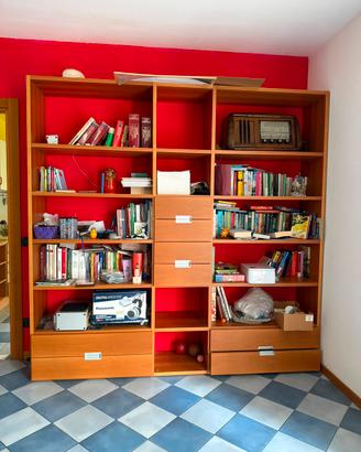 Libreria con tavolo