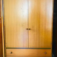 Armadio in legno noce chiaro