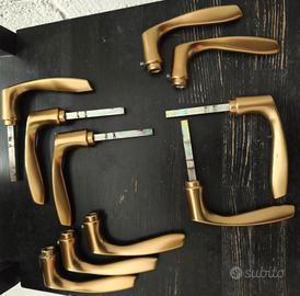 maniglie porte interni e arredo bagno