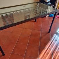 Tavolo in vetro con struttura in metallo