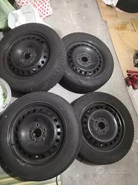 4 cerchi con pneumatici invernali Ford
