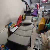 Sdraio da giardino colore grigio chiaro.