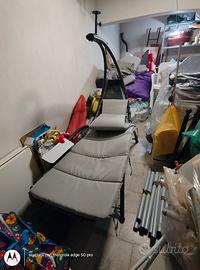 Sdraio da giardino colore grigio chiaro.