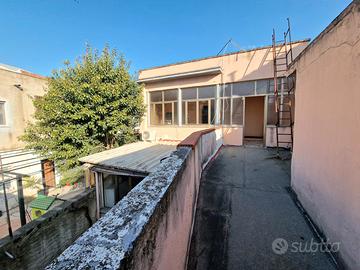 Casa indipendente con cortile e terrazza