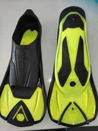 pinne piscina ragazzo