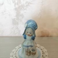 Vecchia statuetta in porcellana bambina seduta 