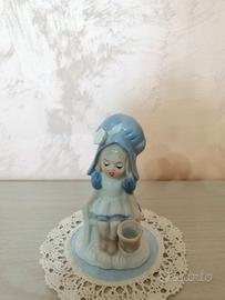 Vecchia statuetta in porcellana bambina seduta 