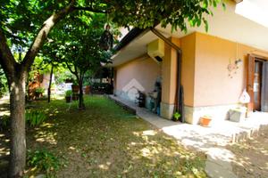 VILLA A SCHIERA D'ANGOLO A SEDRIANO