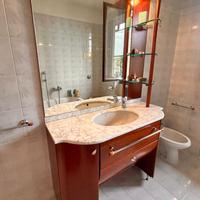 Bagno in legno con piano in marmo