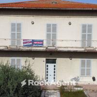 AMPIA CASA BIFAMILIARE CON GIARDINO E POSTI AUTO