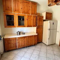 cucina, stoviglie e frigorifero