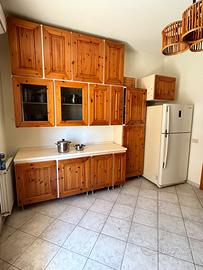 cucina, stoviglie e frigorifero