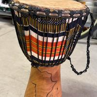 Tamburo djembe africano intagliato a mano