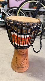 Tamburo djembe africano intagliato a mano