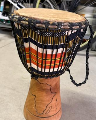 Tamburo djembe africano intagliato a mano