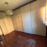 Armadio angolare con ante scorrevoli