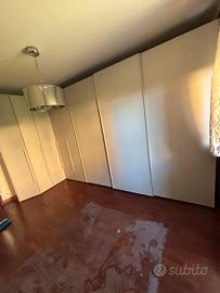 Armadio angolare con ante scorrevoli