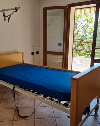 Letto degenza elettrico con sponde e sollevatore