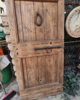 Portoncino antico rustico con ferramenta in ferro