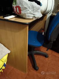 scrivania +sedia con ruote 