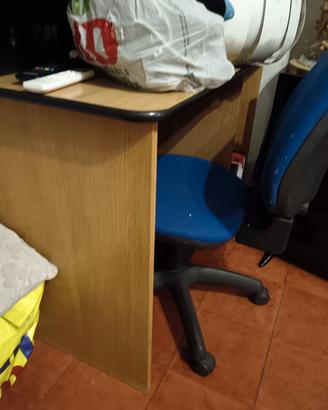 scrivania +sedia con ruote 