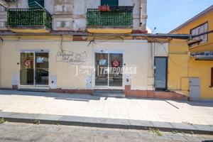 Locale commerciale con due vetrine su strada