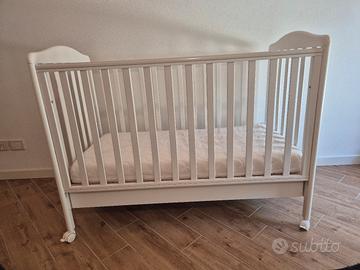 Lettino in legno per neonato 