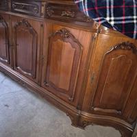 Mobile con ante in legno di noce