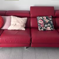 Divano in pelle rosso con meccanismo relax
