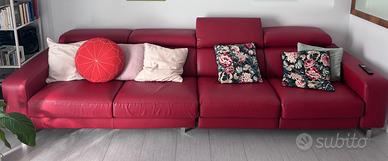 Divano in pelle rosso con meccanismo relax