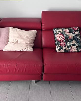 Divano in pelle rosso con meccanismo relax