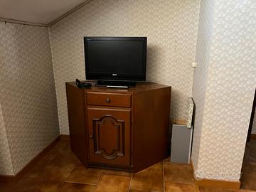 Mobile angolare in legno con TV Sony