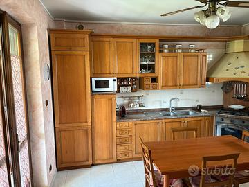 Cucina in noce, elettrodomestici e top in granito