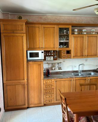Cucina in noce, elettrodomestici e top in granito