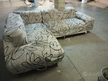 Divano 2 pezzi angolare. 260cm x 210 cm.