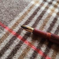 penna stilografica artigianale in mogano rosso