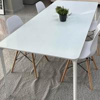 Tavolo bianco per salone