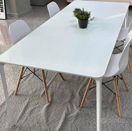 Tavolo bianco per salone