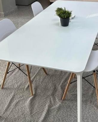 Tavolo bianco per salone